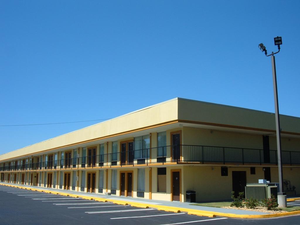 Days Inn By Wyndham Madison Extérieur photo