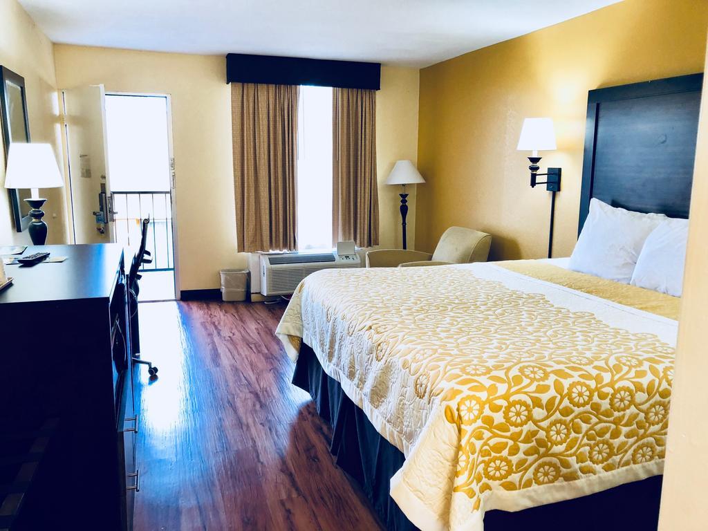 Days Inn By Wyndham Madison Extérieur photo