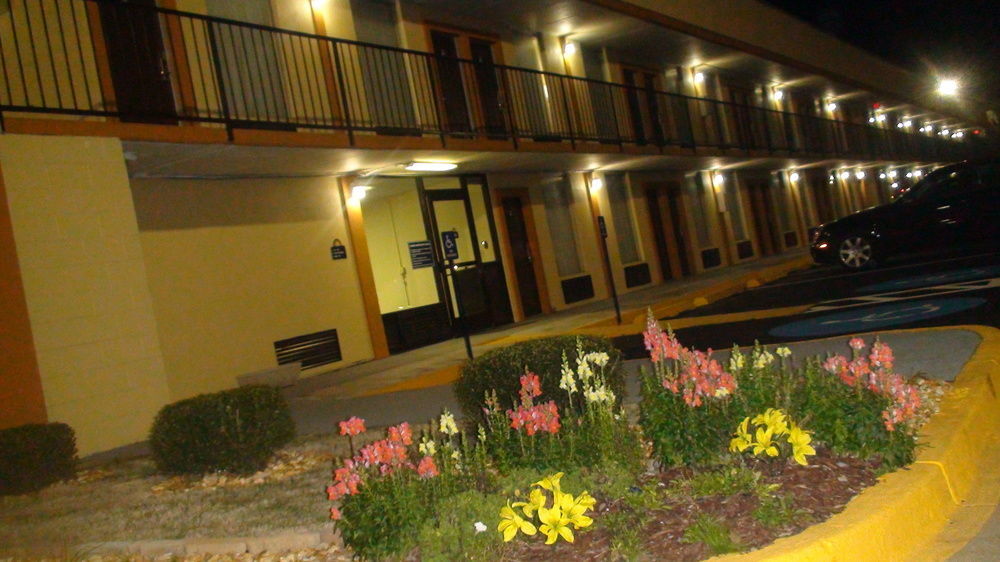 Days Inn By Wyndham Madison Extérieur photo