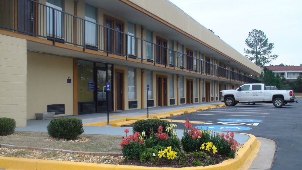 Days Inn By Wyndham Madison Extérieur photo