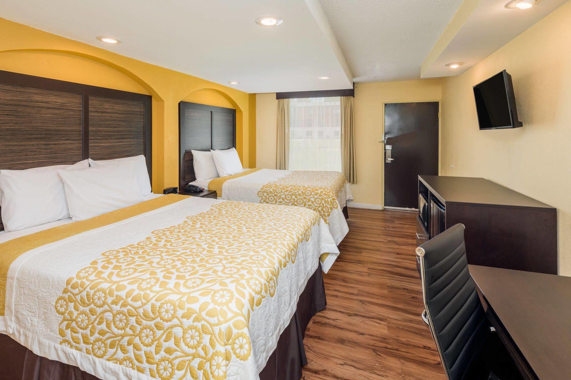 Days Inn By Wyndham Madison Extérieur photo