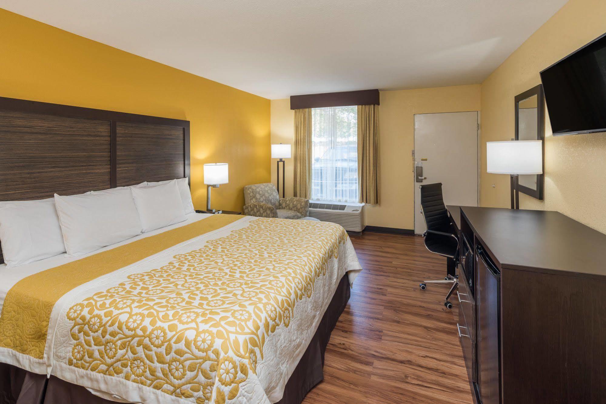 Days Inn By Wyndham Madison Extérieur photo