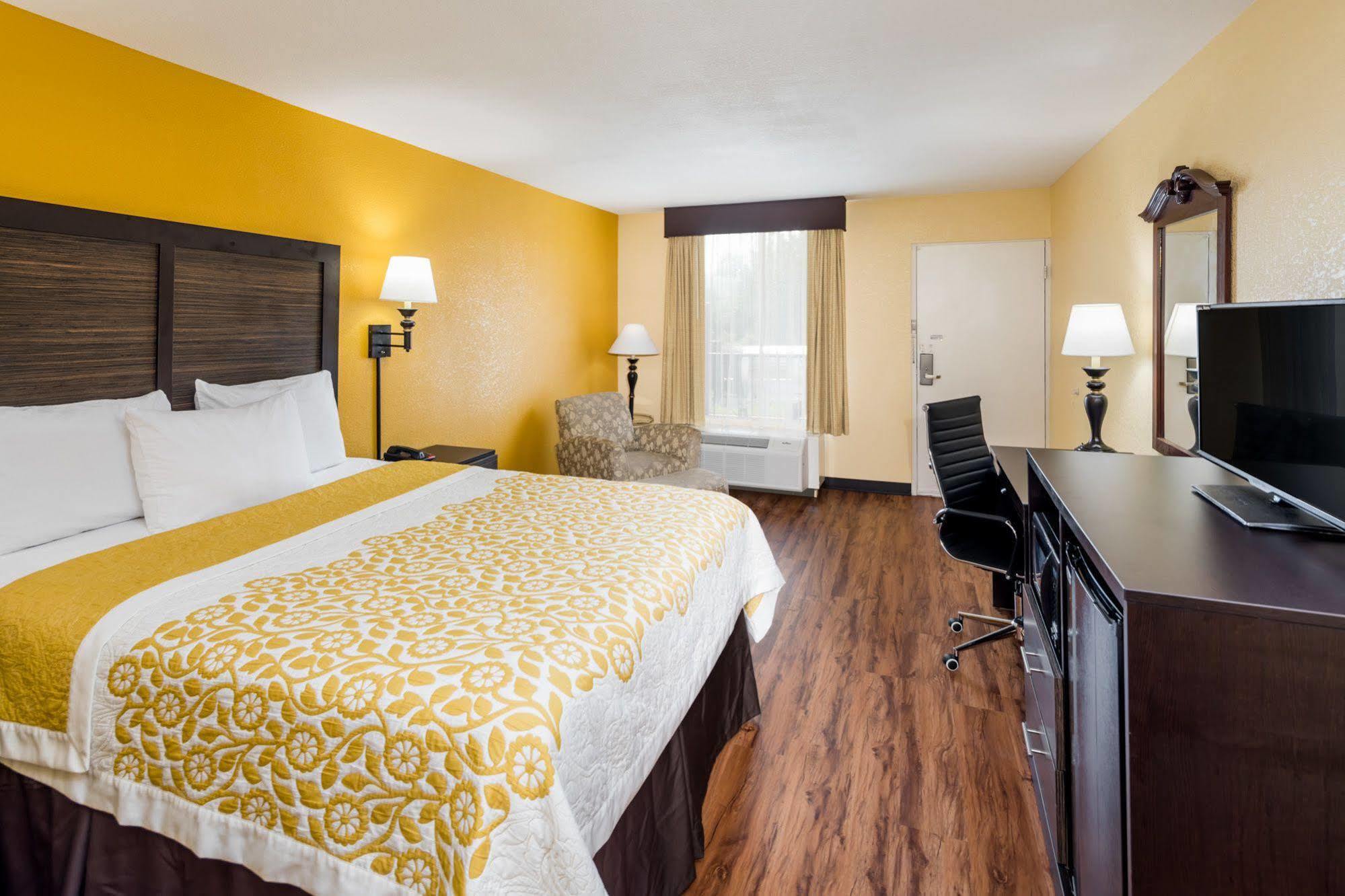 Days Inn By Wyndham Madison Extérieur photo