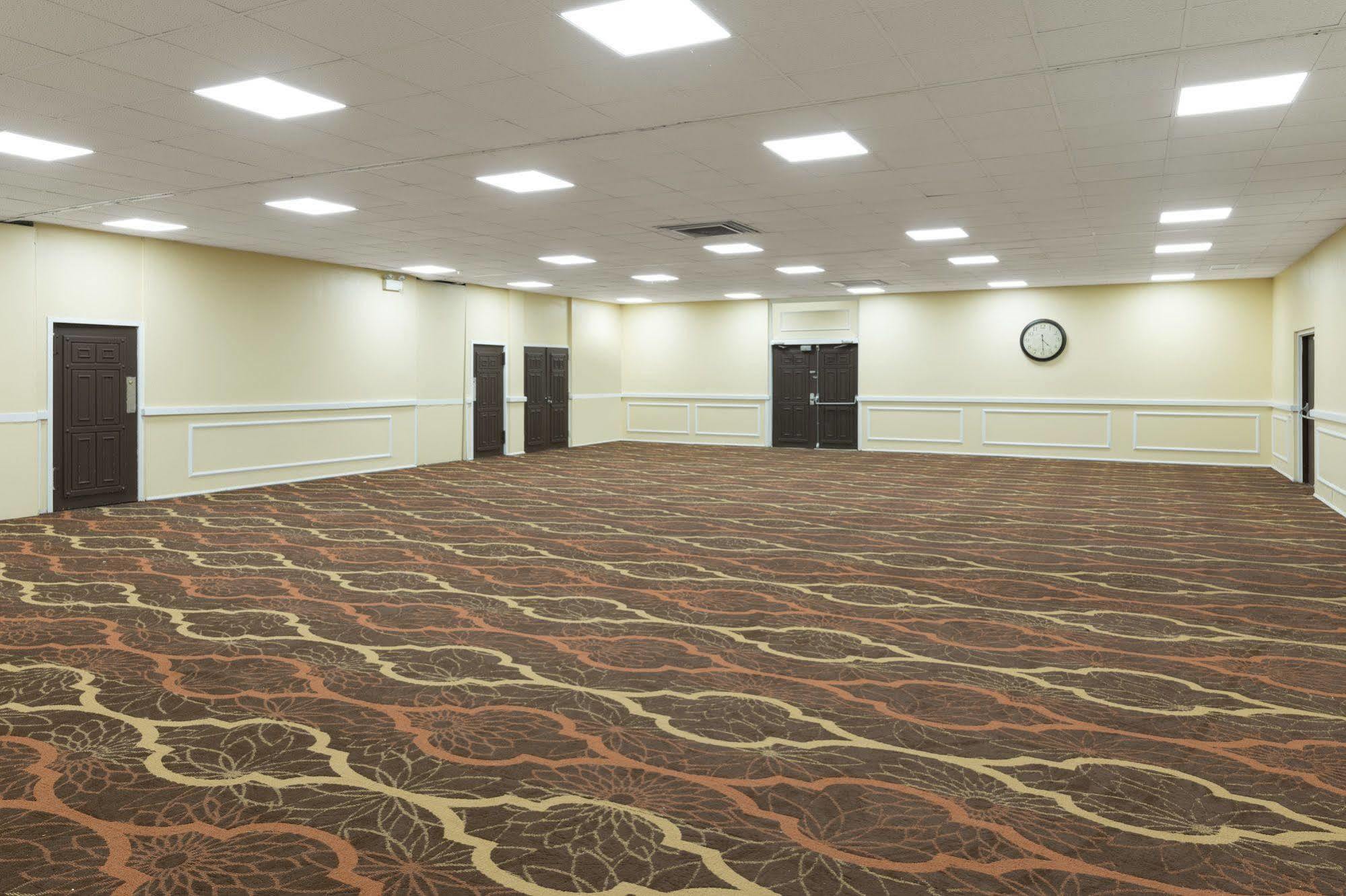 Days Inn By Wyndham Madison Extérieur photo
