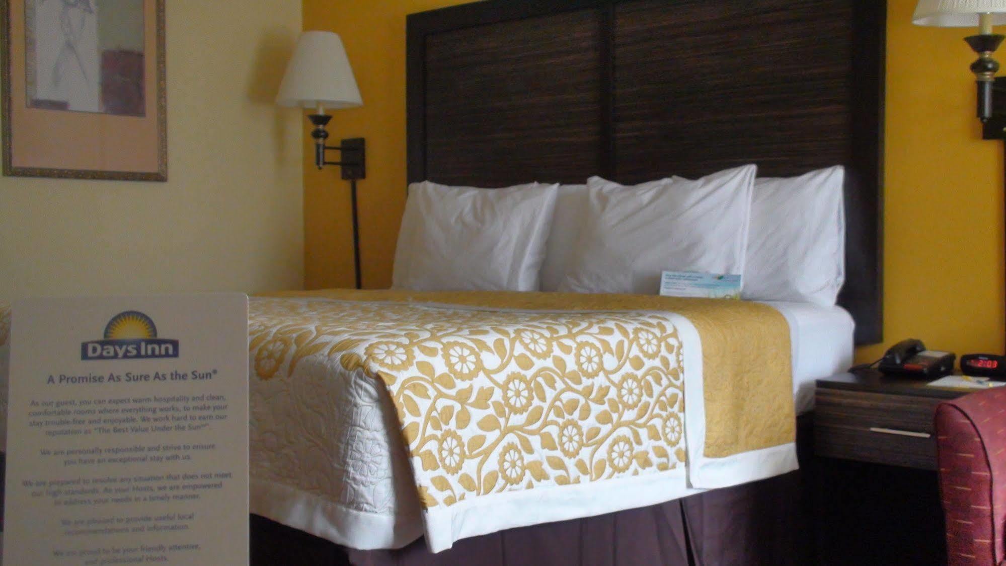 Days Inn By Wyndham Madison Extérieur photo