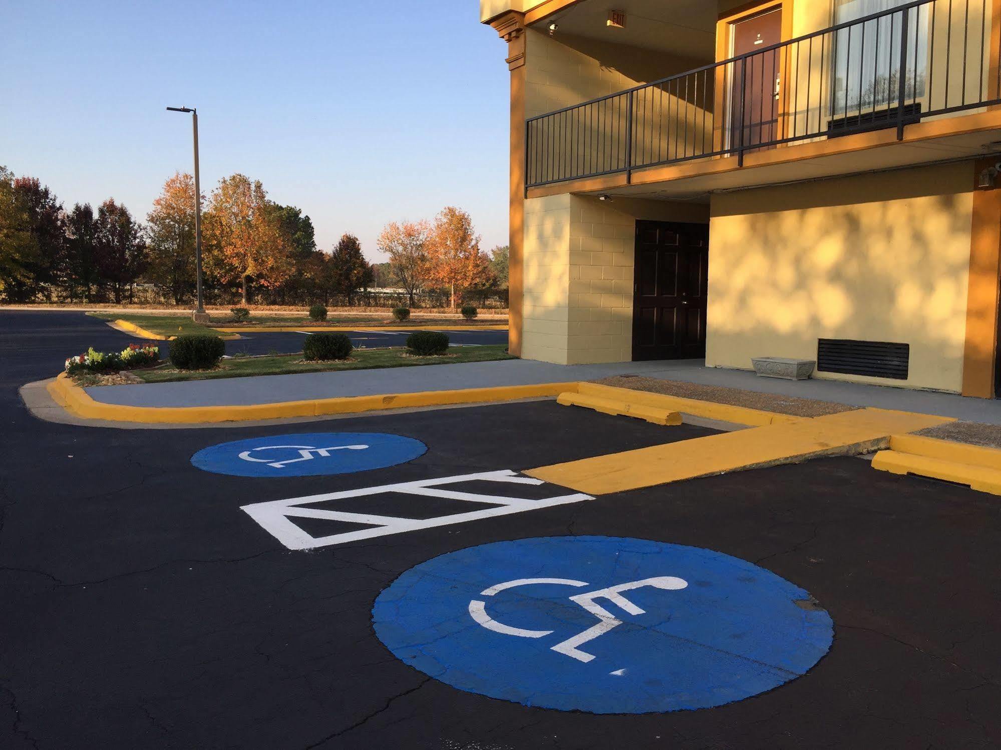 Days Inn By Wyndham Madison Extérieur photo